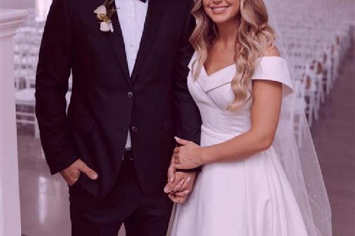 Ellie, 23 — Escort in Dugger, United States