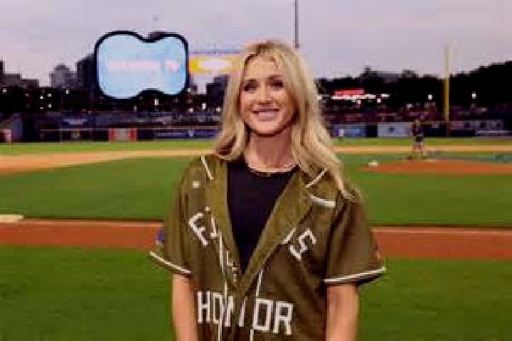 Ellie, 23 — Escort in Fayette City, United States