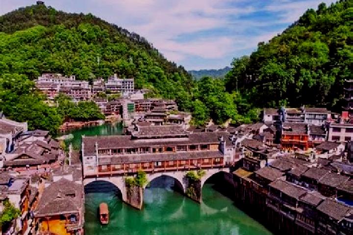 Ellie, 23 — Escort in Fenghuangshan, China