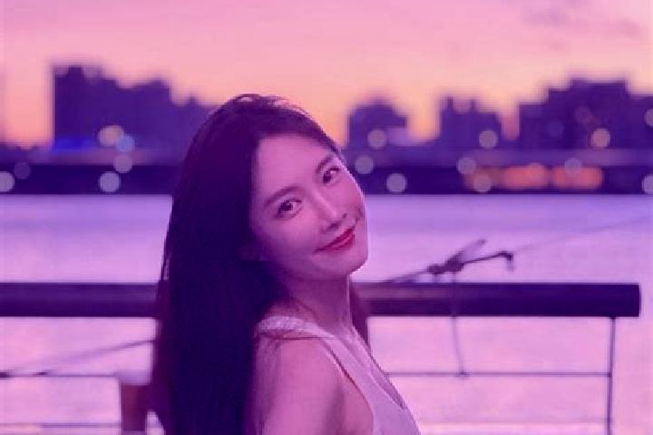 Ellie, 23 — Escort in Gaojialing, China
