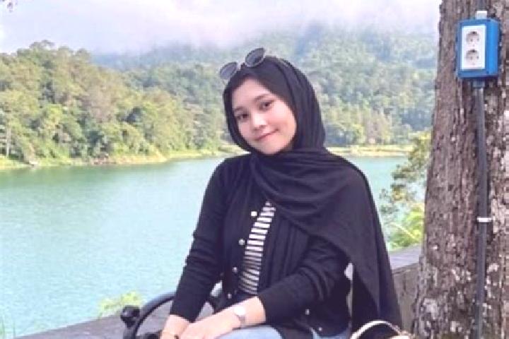 Ellie, 23 — Escort in Leksula, Indonesia