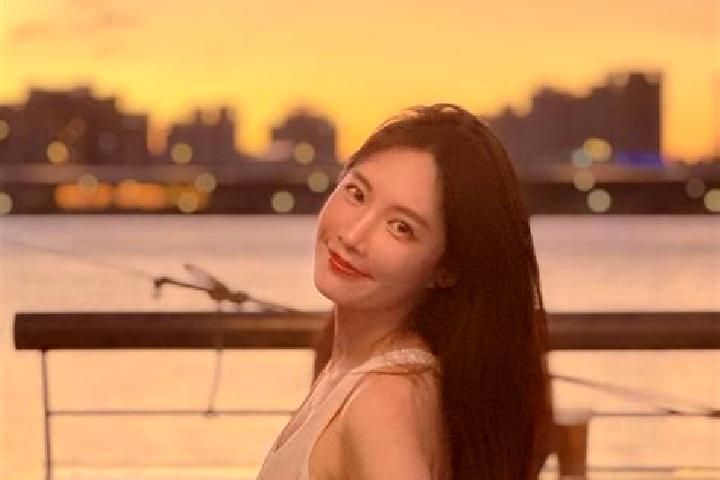 Ellie, 23 — Escort in Omsukchan, Russia