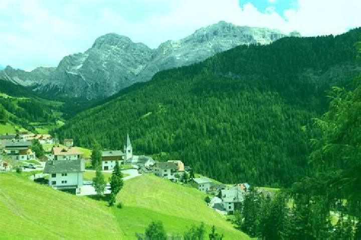Ellie, 24 — Escort in La Valle - Wengen, Italy