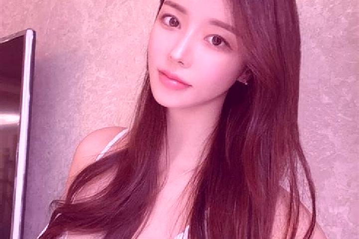 Ellie, 24 — Escort in Qianfang, China