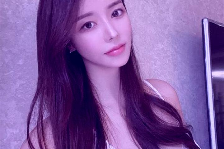 Ellie, 24 — Escort in Zhigong, China