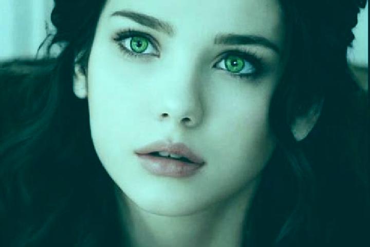 Ellie, 25, a black green-eyed mixed companion based in Verolengo. Offering A-Level, OWO, Tantra. Available for incall and outcall, overnight bookings available.