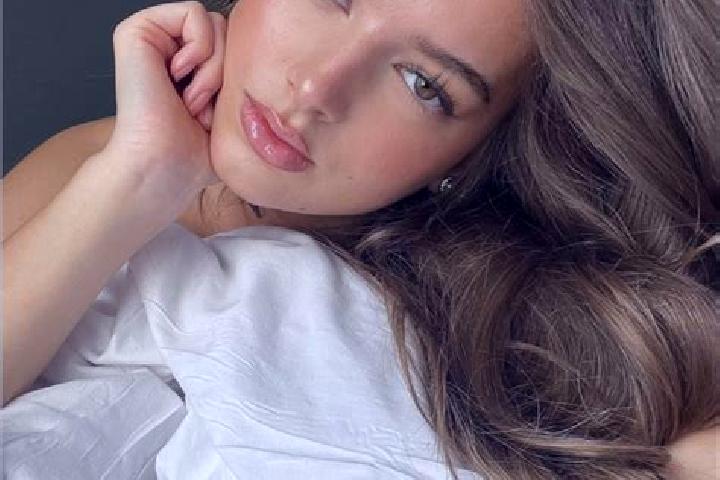 Ellie, 25, a chestnut green-eyed latina companion based in Izel-les-Equerchin. Offering Striptease, Domination, OWO. Available for incall and outcall, day an...
