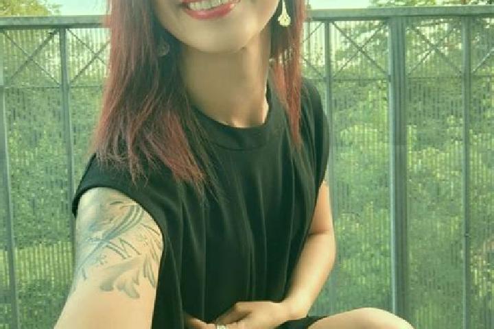 Ellie, 25 — Escort in Aigrefeuille-sur-Maine, France