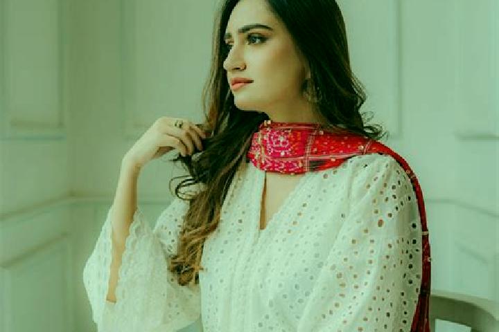 Ellie, 25 — Escort in Garhi Dupatta, Pakistan
