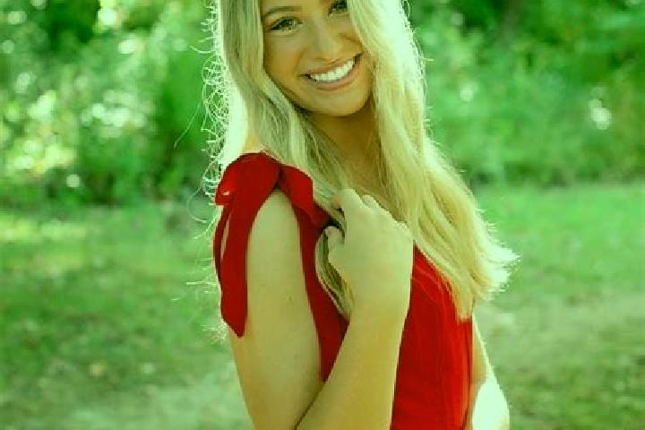 Ellie, 25 — Escort in Moberly, United States