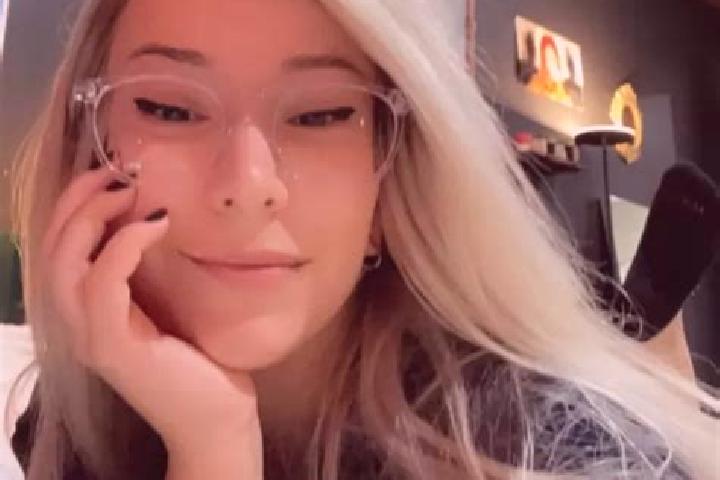 Ellie, 26, a blonde amber-eyed caucasian companion based in Islip Terrace. Offering BDSM, Party Girl, Prostate Massage, Tantra. Available for incall and outc...