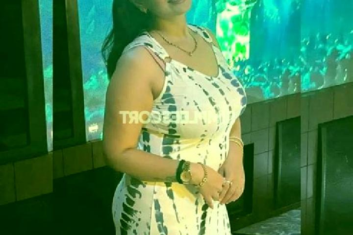 Ellie, 26 — Escort in Airoli, India