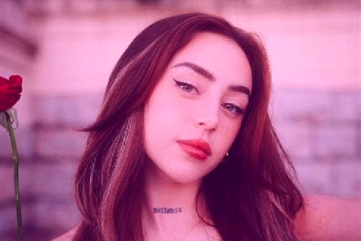 Ellie, 26 — Escort in Lunay, France