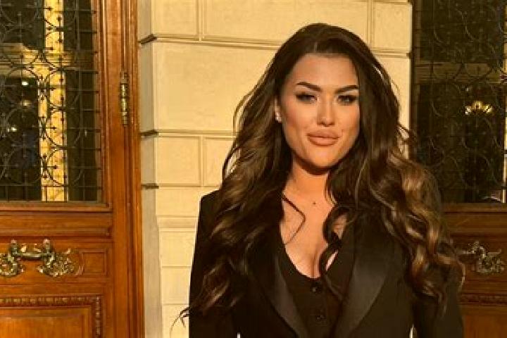 Ellie, 26 — Escort in Neicu, Romania