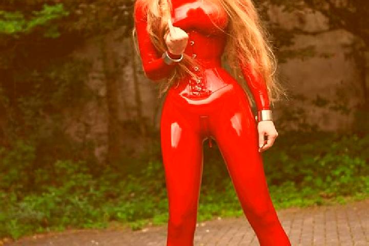 Ellie, 26 — Escort in Plenita, Romania