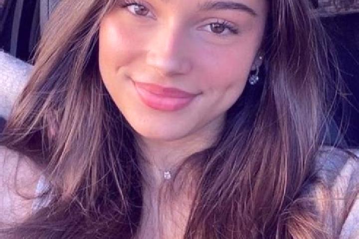 Ellie, 27, a brunette hazel-eyed slavic companion based in Oud-Turnhout. Offering 69, GFE, Dinner Date. Available for incall and outcall, day and evening dates.