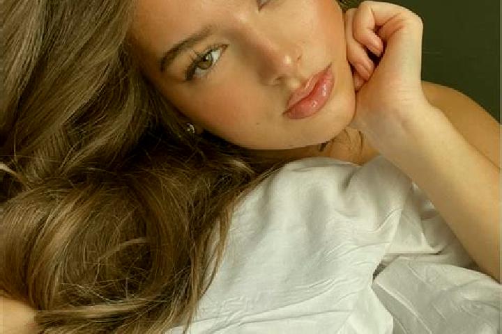 Ellie, 27, a chestnut hazel-eyed caribbean companion based in Obersulz. Offering Travel Companion, Erotic Massage, Domination, 69, Dinner Date. Available for...