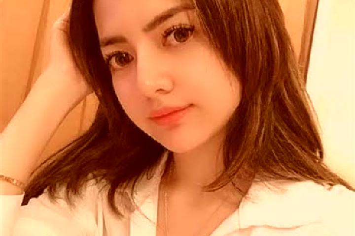 Ellie, 27 — Escort in Kedungjenar, Indonesia