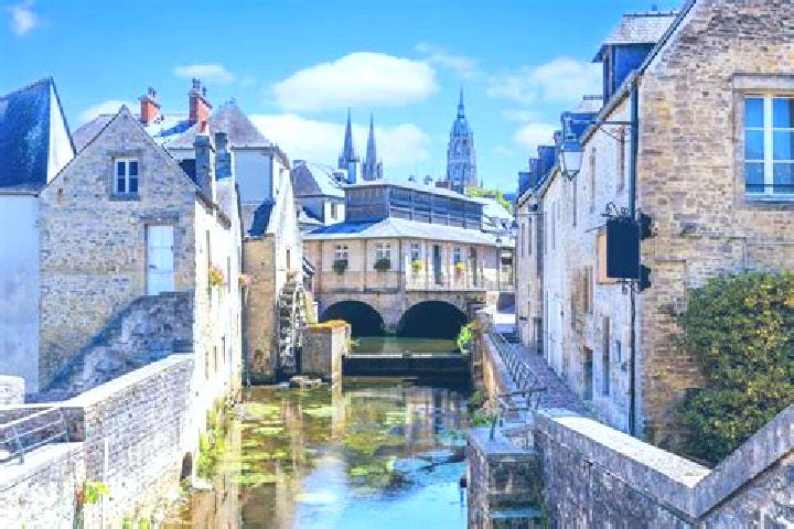 Ellie, 27 — Escort in Sceaux-sur-Huisne, France