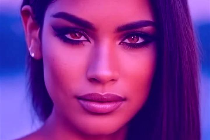 Ellie, 28, a auburn dark-eyed latina companion based in North Merrick. Offering OWO, BDSM, Tantra. Available for incall and outcall, day and evening dates.