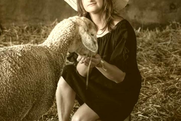 Ellie, 28 — Escort in Noyers-Pont-Maugis, France