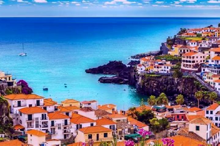 Ellie, 29 — Escort in Praia, Portugal