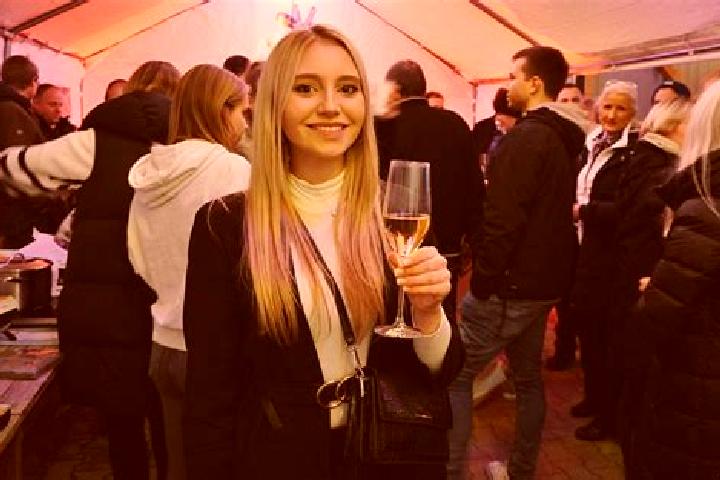Ellie, 29 — Escort in Schmalensee, Germany