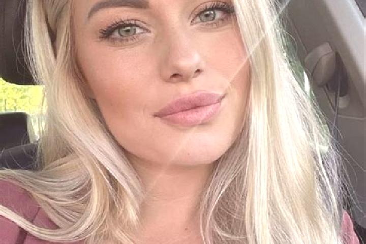 Ellie, 30, a blonde hazel-eyed caucasian companion based in Akrou. Offering GFE, Erotic Massage, CIM, Fetish. Available for incall and outcall, day and eveni...
