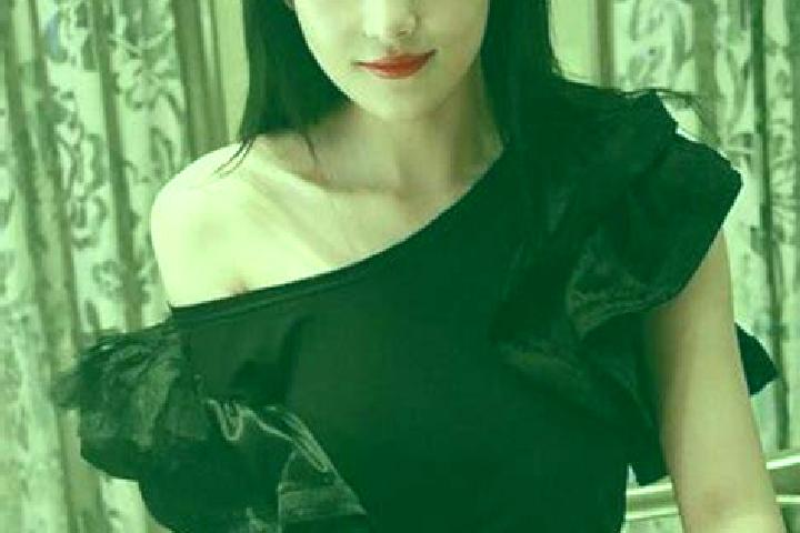 Ellie, 31, a black dark-eyed ebony companion based in Wangqing. Offering A-Level, Party Girl. Available for incall and outcall, day and evening dates.