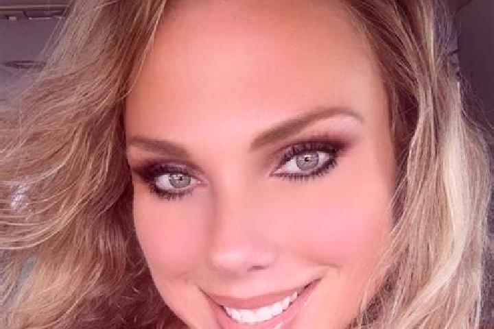 Ellie, 31 — Escort in Denee, France