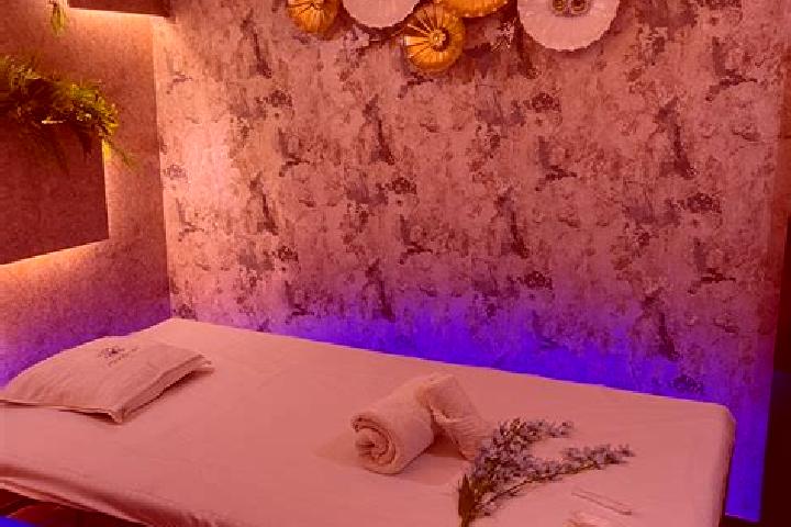 Ellie, 32, a blonde brown-eyed asian companion based in Defence Colony. Offering Massage, Prostate Massage, GFE. Available for incall and outcall, day and ev...