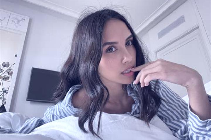 Ellie, 32, a brunette grey-eyed european companion based in Fundy Heights. Offering Travel Companion, Party Girl, Girlfriend Experience, OWO. Available for i...