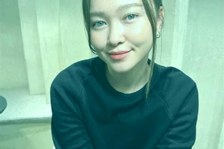 Ellie, 33, a auburn blue-eyed asian companion based in Miyake. Offering Roleplay, OWO, Dinner Date, Massage. Available for incall and outcall, overnight book...