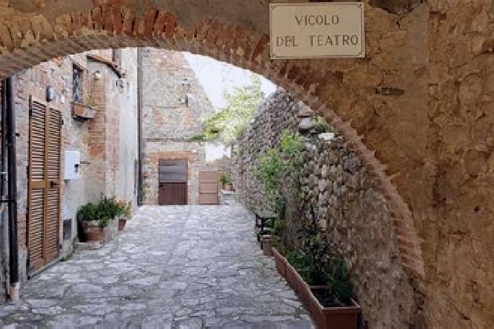 Ellie, 34 — Escort in Monteleone d Orvieto, Italy
