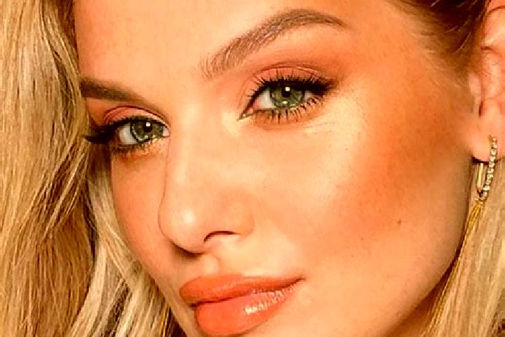 Ellie, 35, a dark blonde green-eyed european companion based in Huapi. Offering Deep French Kissing, Massage, Roleplay, Couples, Overnight. Available for inc...