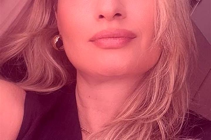 Ellie, 35 — Escort in Montjean, France