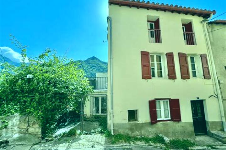 Ellie, 35 — Escort in Vernet, France