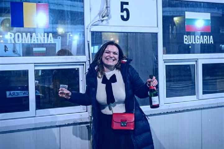 Ellie, 36 — Escort in Ciocadia, Romania