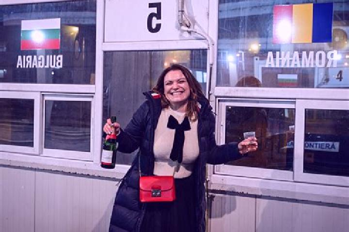Ellie, 36 — Escort in Dragoteni, Romania