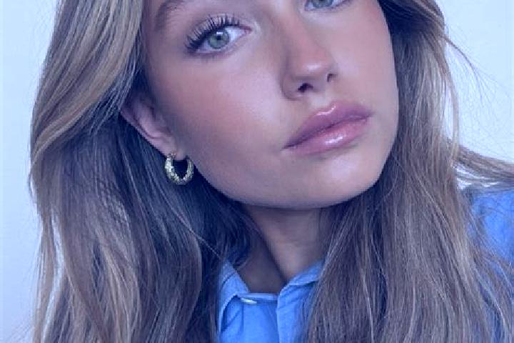 Ellie, 39, a dark blonde green-eyed indian companion based in Vera. Offering Erotic Massage, BDSM, Deep French Kissing, Duos. Available for incall and outcal...