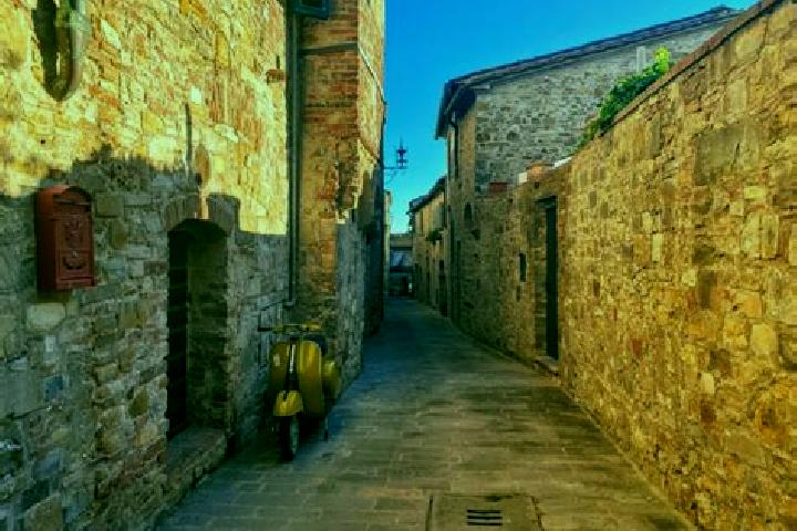 Ellie, 39 — Escort in Poggio San Lorenzo, Italy