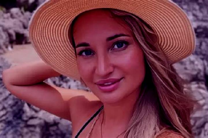 Emily, 20 — Escort in Shahini, Iran