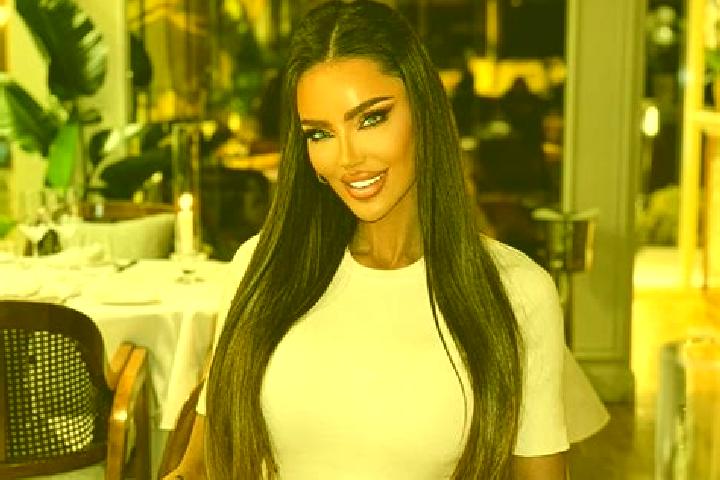 Emily, 22 — Escort in Dragusani, Romania