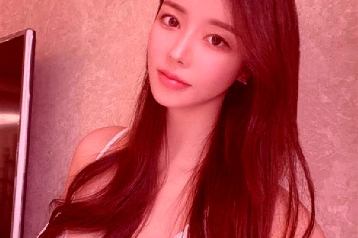 Emily, 22 — Escort in Shanglian, China