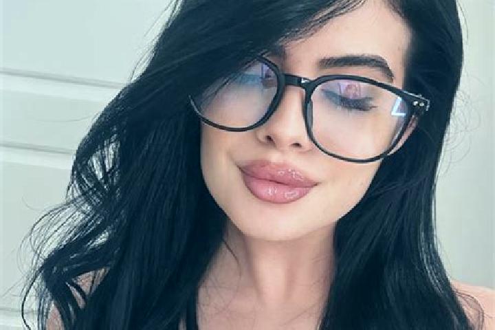 Emily, 22 — Escort in Voslabeni, Romania
