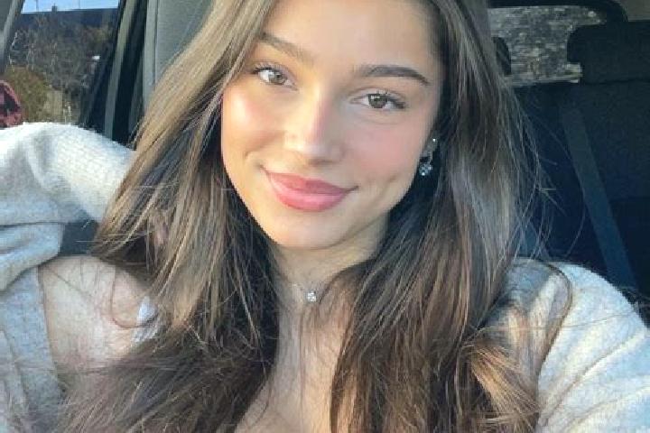 Emily, 23, a brunette hazel-eyed latina companion based in Batna. Offering Massage, Couples, Duos, Party Girl. Available for incall and outcall, day and even...