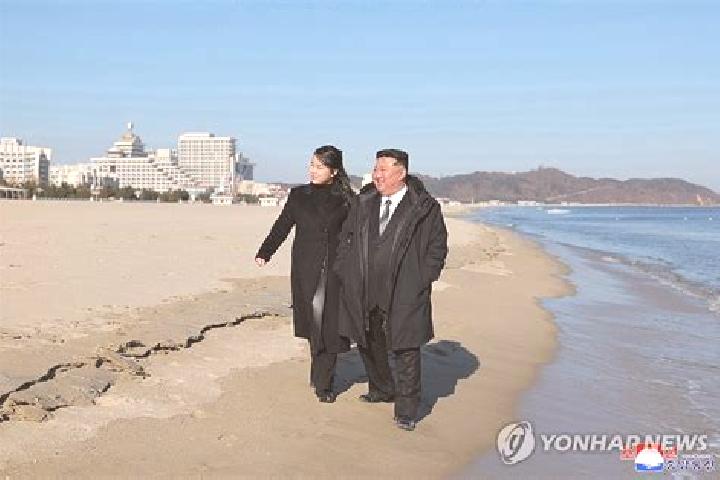 Emily, 23 — Escort in Chasong, North Korea