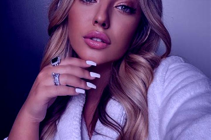 Emily, 23 — Escort in Forasti, Romania