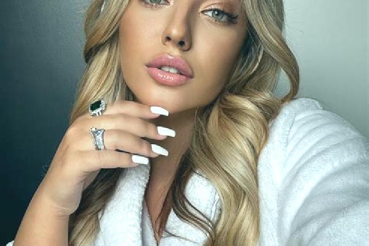 Emily, 23 — Escort in Shaughnessy, Canada
