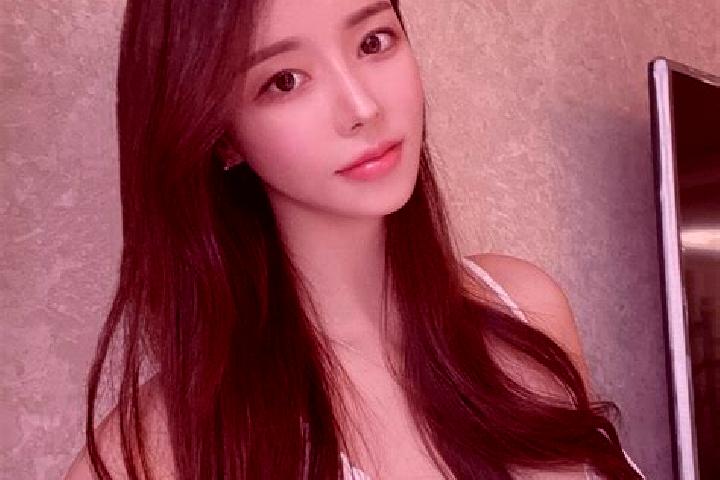 Emily, 25 — Escort in Qiaoxikou, China